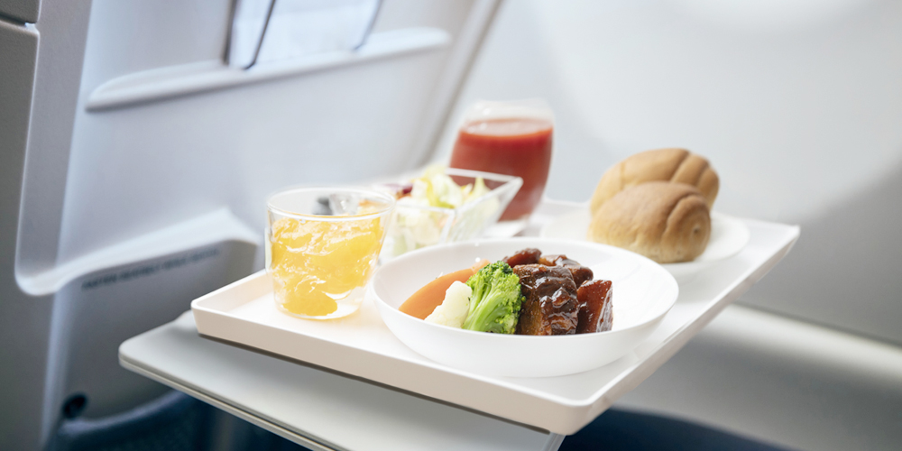 双日ロイヤルインフライトケイタリング株式会社【航空機に載せるドリンクのセット作業スタッフ（那覇市鏡水）【交通費支給／車通勤可／社保完備】】の求人募集画像