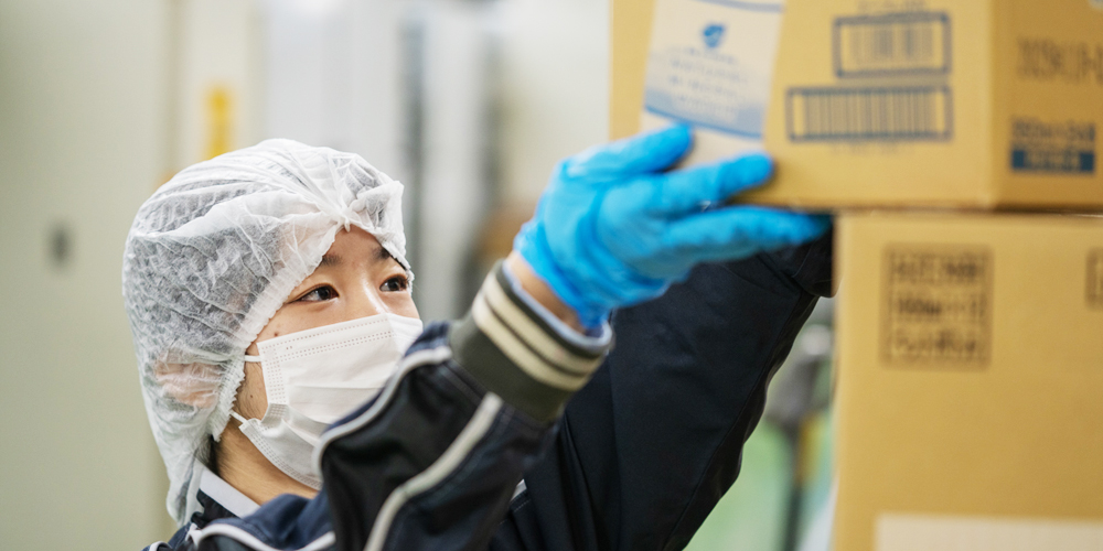双日ロイヤルインフライトケイタリング株式会社【航空機に載せるドリンクのセット作業スタッフ（那覇市鏡水）【交通費支給／車通勤可／社保完備】】の求人募集画像