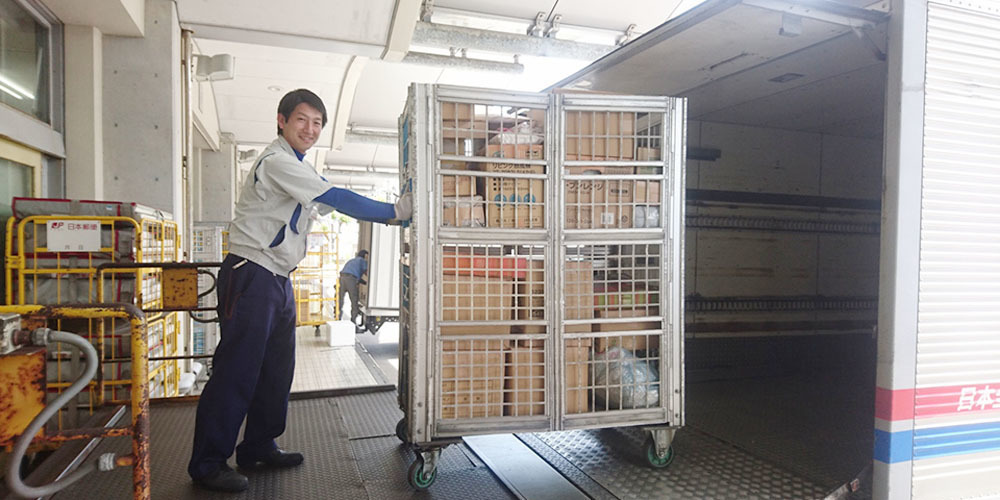 沖縄郵便逓送株式会社【郵便物のルート配送（4t）（那覇市壺川）【中型運転免許取得支援有／交通費有／社員登用有】】の求人募集画像