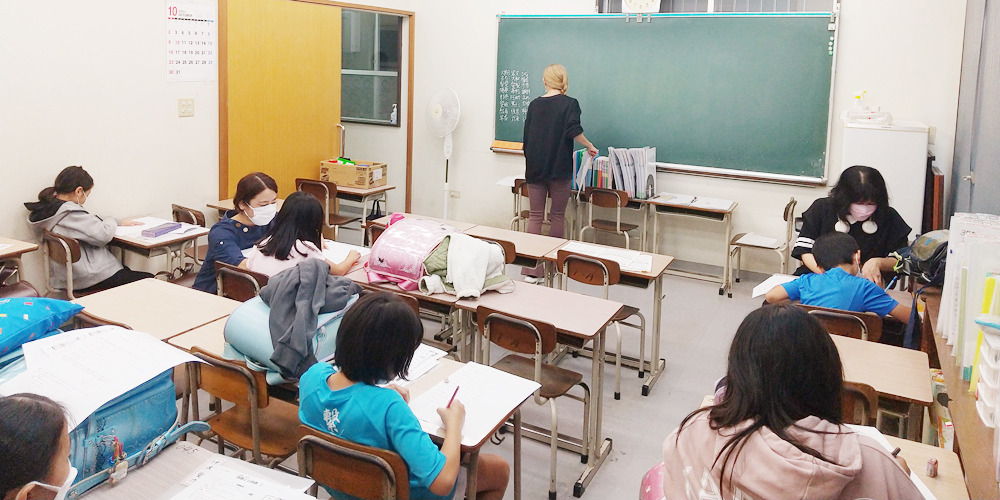 明和学習塾【塾の英語講師・アシスタント(宜野湾市)【時給1,200円~/未経験可/金曜のみ勤務】】の求人募集画像