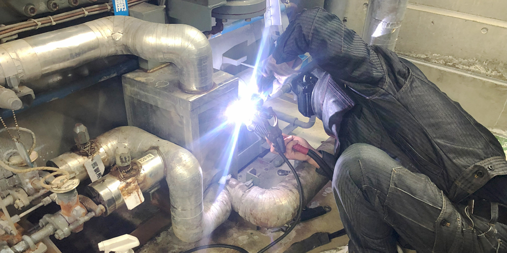 有限会社　マエダ工業所【工事部（パイプジョイントスタッフ・溶接・鉄工・ものづくり）(男女)(那覇市泊)【通勤・皆勤手当で1.5万円／1～7日お試し勤務有／土日休み】】の求人募集画像