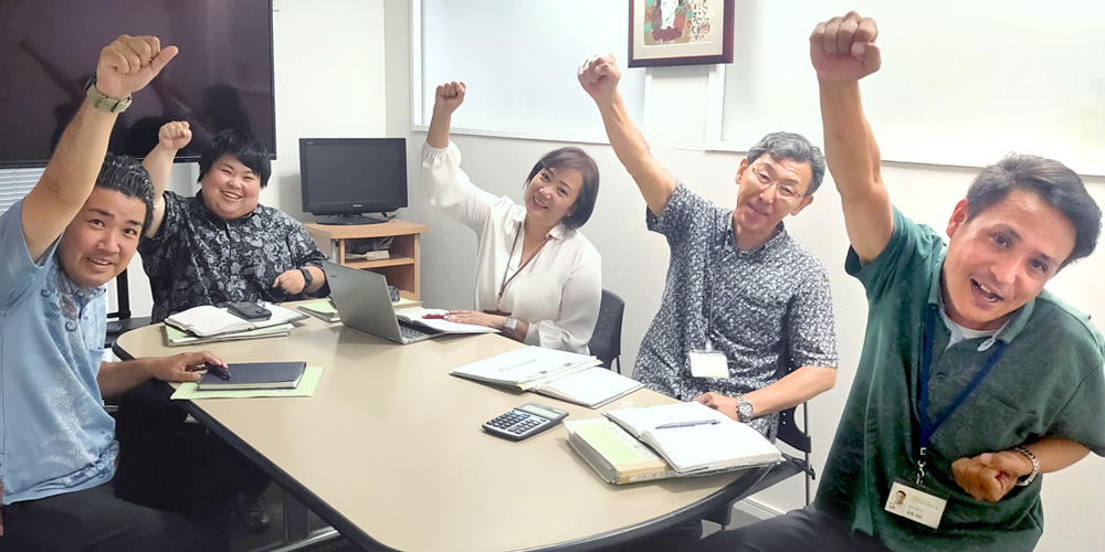 冒険王 株式会社【求人広告の営業・取材スタッフ(第二新卒/学卒4年以内)(那覇市字銘苅)【未経験OK/研修有/見学・体験入社OK】】の求人募集画像