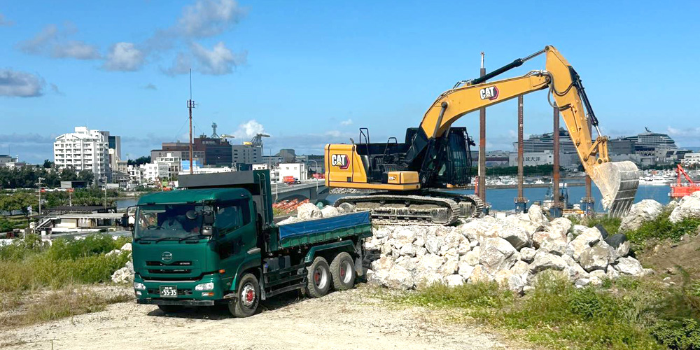 合資会社 張本機械工業【重機オペレーター(バックホー)（浦添市）【普通免許のみでもOK／賞与年2回／未経験者歓迎】】の求人募集画像