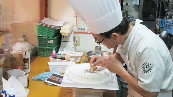 Friandise（フリアンディーズ）【ケーキ販売スタッフ／遅番（那覇市前島）【未経験歓迎／週休3～4日／社員登用制度有】】の求人募集画像