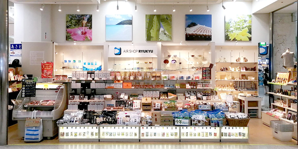 琉球民芸センター【お土産品販売スタッフ／空港店（那覇市鏡水）【未経験OK／賞与年2回／交通費支給】】の求人募集画像