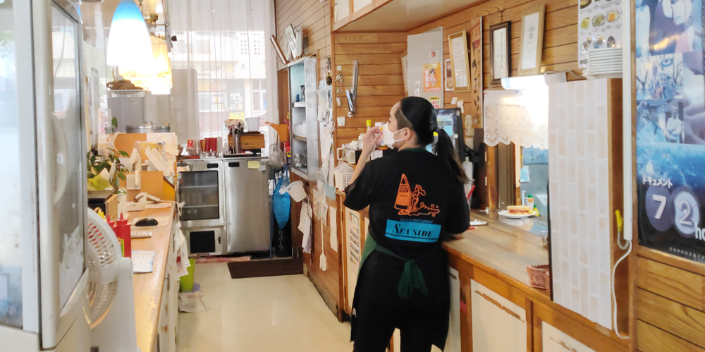 合資会社 シーサイドドライブイン【レストランのホールスタッフ（恩納村）【未経験歓迎／社員登用制度有】】の求人募集画像