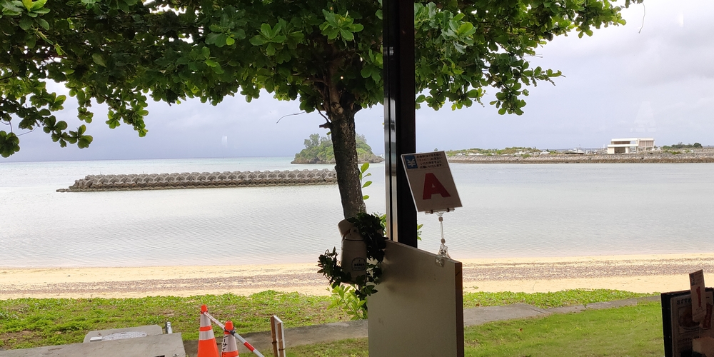 合資会社 シーサイドドライブイン【レストランのホールスタッフ（恩納村）【未経験歓迎／社員登用制度有】】の求人募集画像