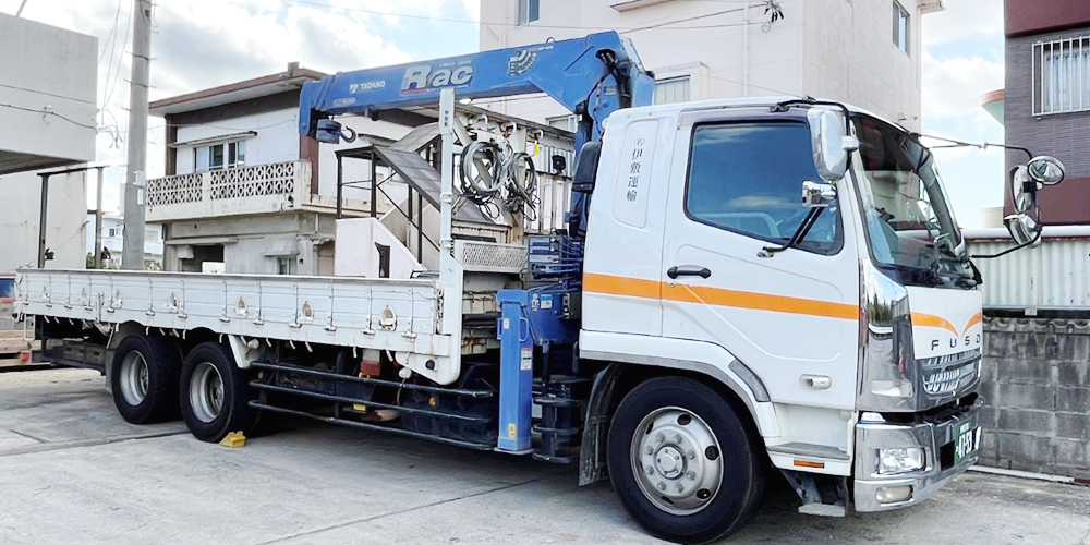 合名会社　伊敷運輸【8tユニック車のドライバー（宜野湾市）【残業ほぼなし／各種手当充実／完全週休2日制】】の求人募集画像