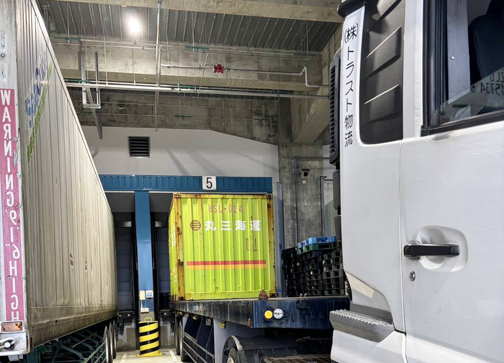 株式会社 トラスト物流【大型ドライバー（浦添市）【月給23万円以上／デバン作業少なめ／昇給＆賞与有】】の求人募集画像