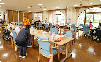 医療法人 天仁会 パークヒル天久【介護職員（デイケア）（那覇市天久）【年間休日120日／週休2日／賞与年2回】】の求人募集画像