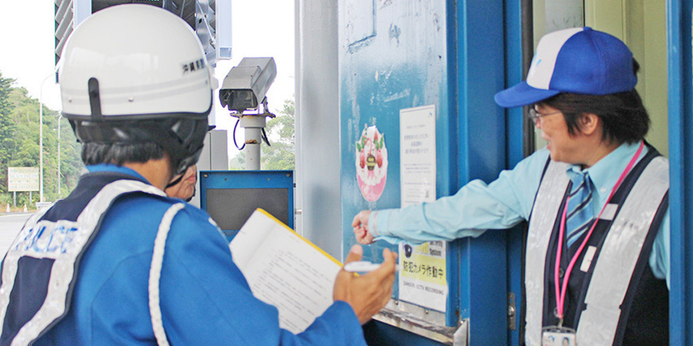 西日本高速道路総合サービス沖縄株式会社【交通管理隊員／高速道路パトロール隊員（浦添市）【社保完備／賞与年2回／待遇・福利厚生充実】】の求人募集画像