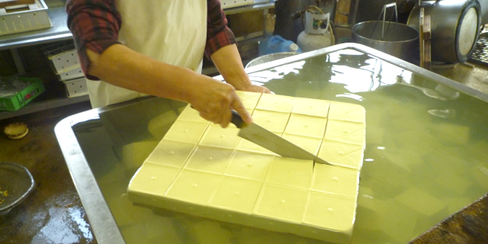 有限会社　永吉豆腐加工所【豆腐工場内の作業員（那覇市繁多川）【5h勤務／経験不問／交通費有】】の求人募集画像