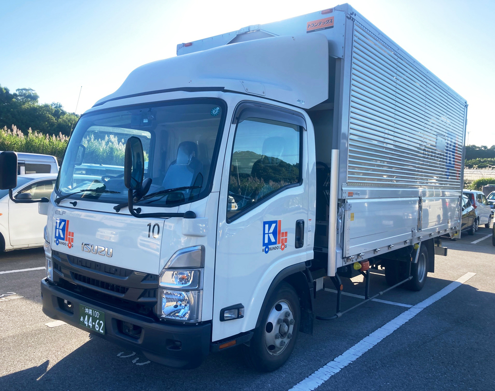 光文堂ロジスティクス 株式会社【2t・3t中型トラック配送ドライバー(南風原町)【社保完備／日勤のみ／各種手当充実】】の求人募集画像