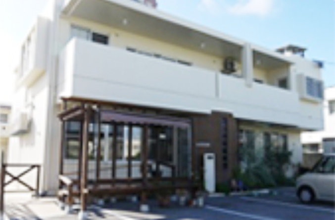 合同会社 おきなわ笑福【デイサービスの看護師(西原町)【無料駐車場あり／昼過ぎまでの勤務／時給1,550円】】の求人募集画像