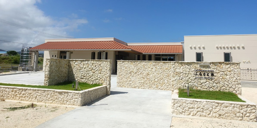 西表糖業株式会社【黒糖製品及び製造工程過程の分析(西表島)【正社員登用前提／年間休日120日以上／資格取得受験費用補助】】の求人募集画像