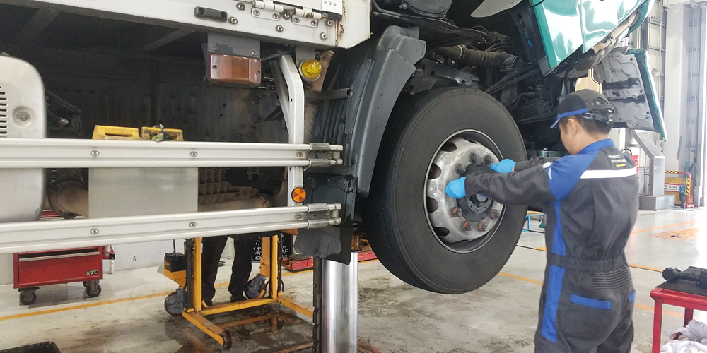 ヤマトオートワークス沖縄株式会社【バス・トラック自動車整備士〈2級・3級〉（糸満市）【年間休日・休暇124日以上／賞与年2回／資格支援制度】】の求人募集画像