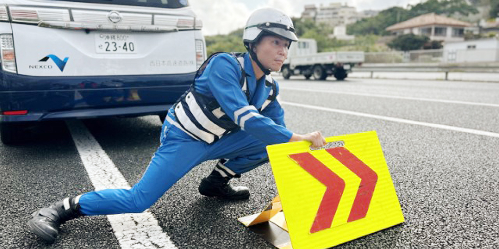 西日本高速道路総合サービス沖縄株式会社【交通管理隊員／高速道路パトロール隊員（浦添市）【社保完備／賞与年2回／待遇・福利厚生充実】】の求人募集画像