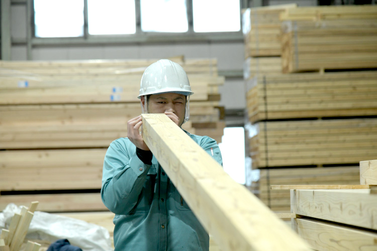 株式会社ワイテック 沖縄センター【木造建築の木材加工・検査・梱包(糸満市)【フォークリフト資格取得制度有/未経験OK/土日祝休み】】の求人募集画像