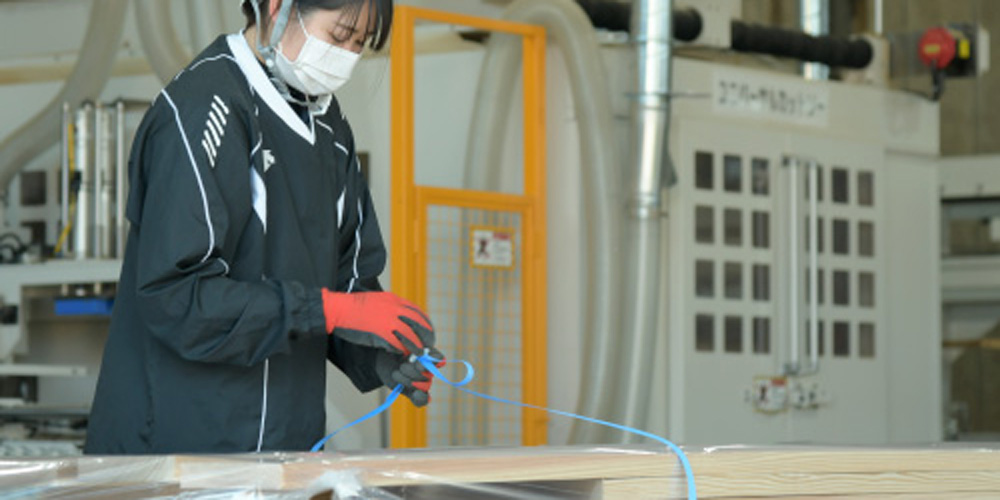 株式会社ワイテック 沖縄センター【木造建築の木材加工・検査・梱包（糸満市）【フォークリフト資格取得制度有／未経験OK／土日祝休み】】の求人募集画像
