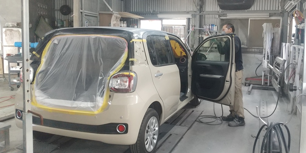 新開鈑金【自動車塗装スタッフ（見習い）（南風原町）【学歴・経験不問／正社員登用制度有／無料駐車場有】】の求人募集画像
