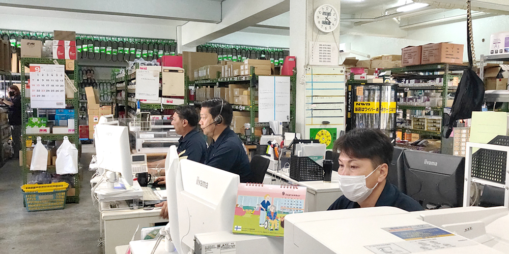 有限会社　大和サービス【自動車部品の配達・出荷・検品スタッフ（沖縄市）【週休2日（日・他1日・祝休み）／交通費有】】の求人募集画像
